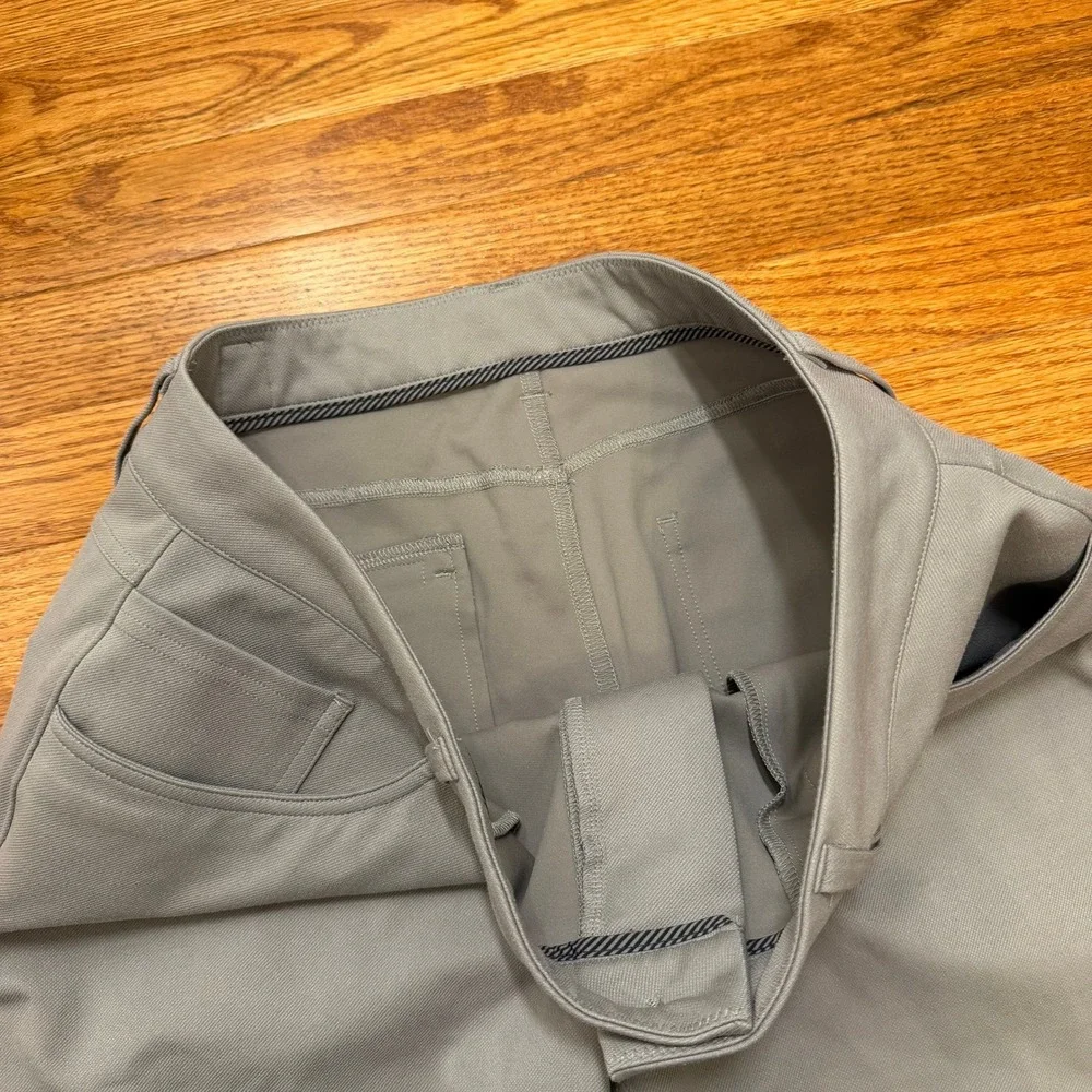 Vuori Mens Meta Pants Warm Grey Mens 32x27 Athletic Slim V4021-S Tech Golf Chino
